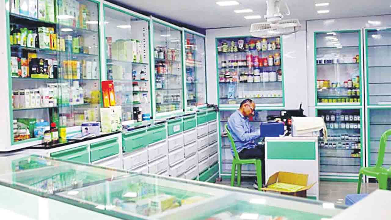 మందులోళ్లకు డబ్బు జబ్బు..