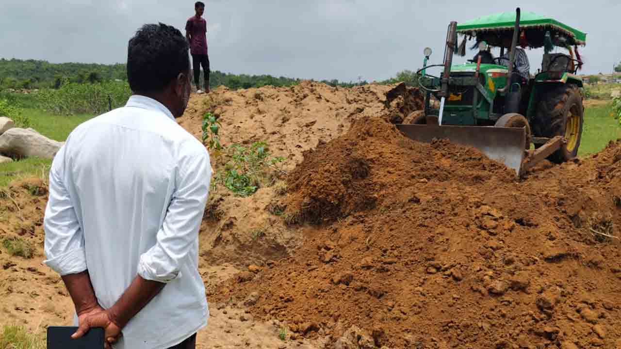 Nallavagu Project | అధికారుల సర్వే.. అక్రమంగా కబ్జా చేసిన మట్టి కట్టలు తొలగింపు