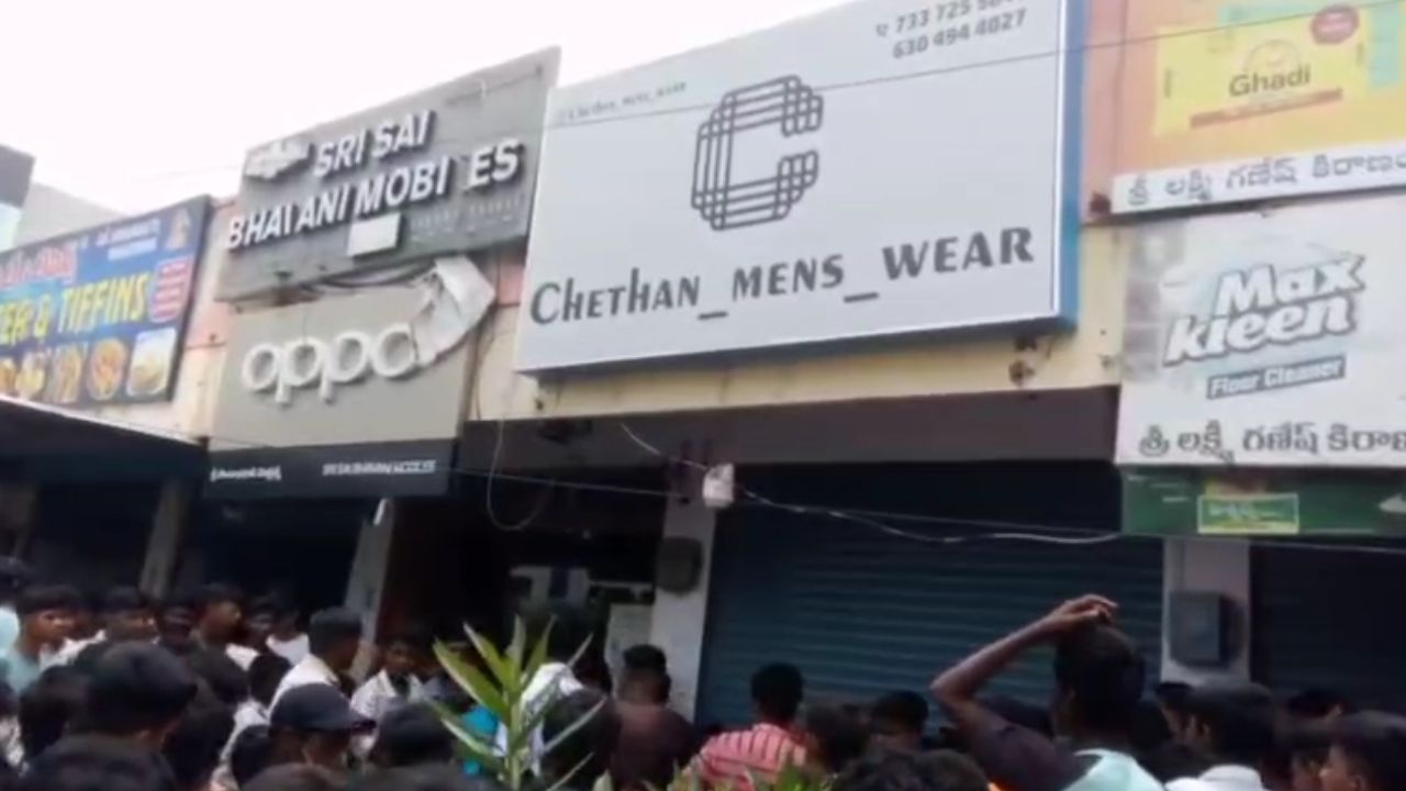 Narsapur | రూ.2కే అంగి.. ఎగబడిన యువకులు.. షాపు ఓన‌ర్ ప‌రార్‌!