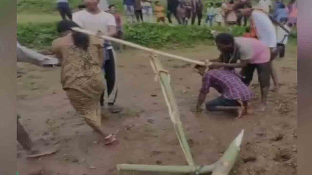 Watch: కొత్తగా పెళ్లైన జంటను కాడికి కట్టి.. పొలం దున్నించిన గ్రామస్తులు