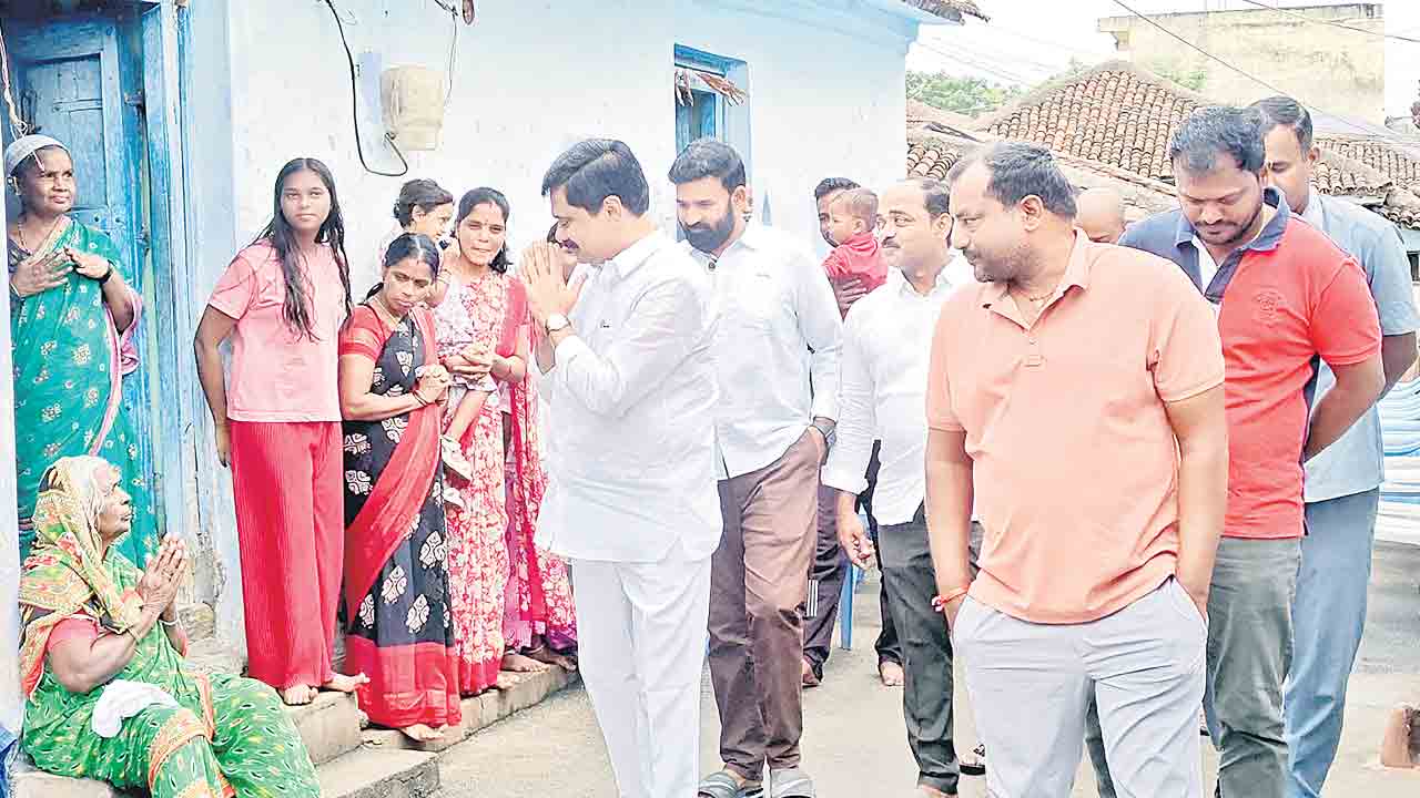 కల్యాణలక్ష్మి చెక్కుతోపాటు తులం బంగారం ఇవ్వాలి