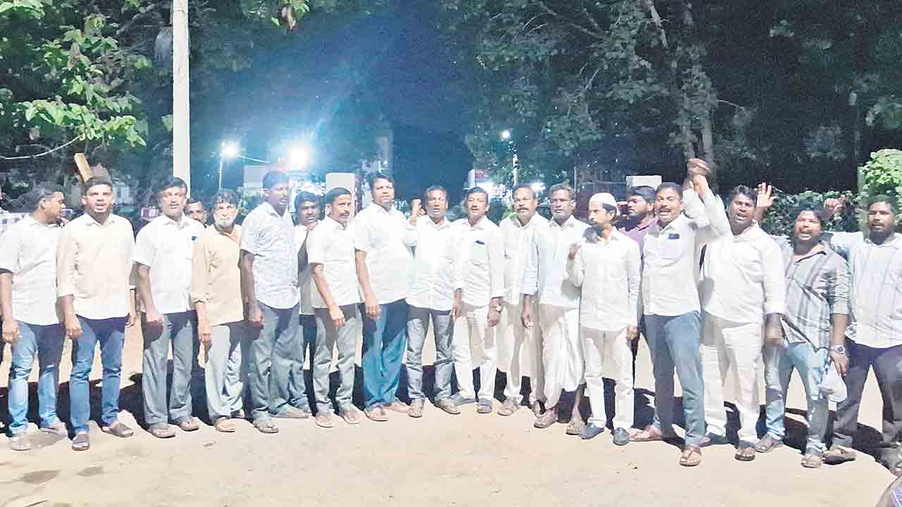 అక్రమ అరెస్టులను నిరసిస్తూ డిచ్‌పల్లి ఠాణా ఎదుట ధర్నా