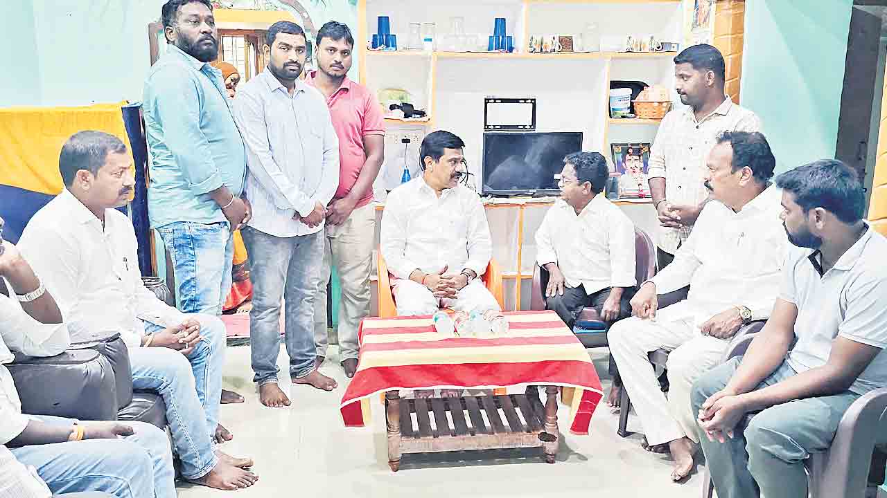 కార్వకర్తలకు అండగా ఉంటాం..