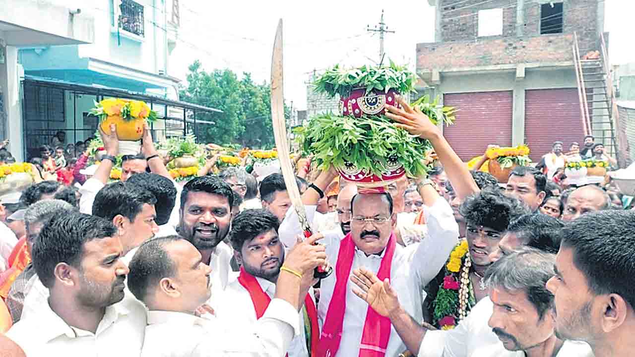 ప్రజల దృష్టి మరల్చడానికే బీసీ రిజర్వేషన్‌ డ్రామా
