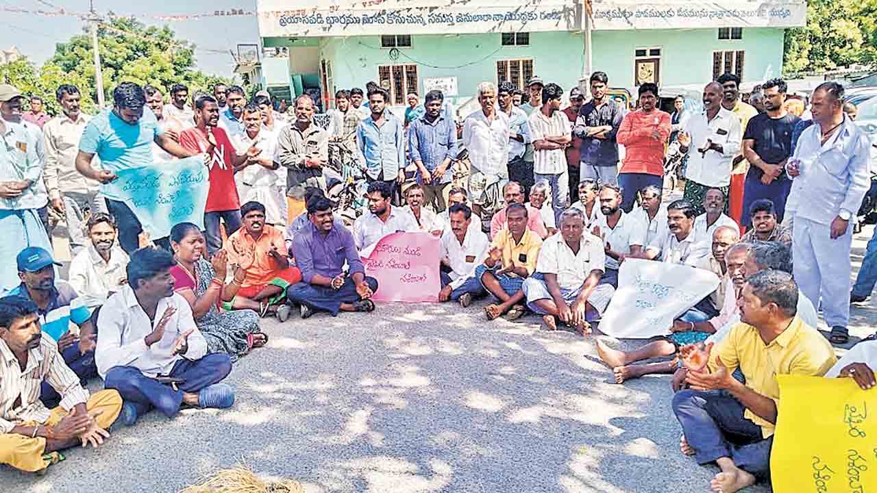 ఎండిన నారుతో రోడ్డెక్కిన రైతులు.. జనగామ జిల్లా వడ్లకొండలో ఆందోళన