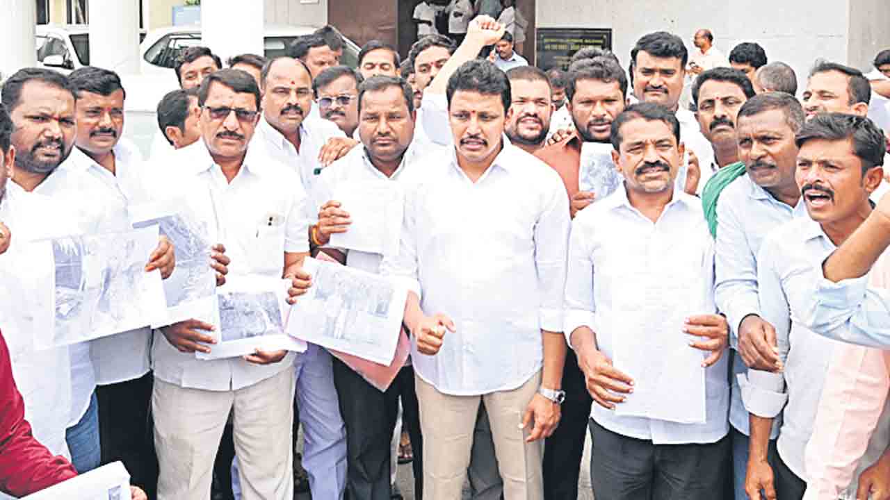 అర్హులకు ఇండ్లు ఇవ్వడం లేదు