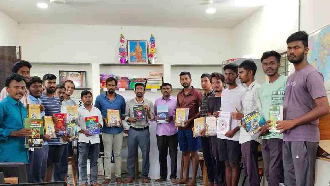 Competitive exam books | గ్రంథాలయానికి రూ. 15వేలు విలువ చేసే పోటీ పరీక్షల పుస్తకాల అందజేత