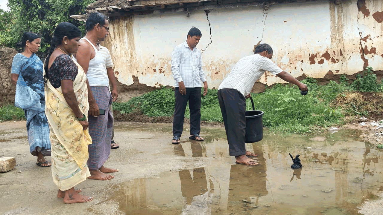 Oil balls | దోమల నివారణకు ఆయిల్ బాల్స్ : పంచాయతీ కార్యదర్శి మాధవ్జాదవ్