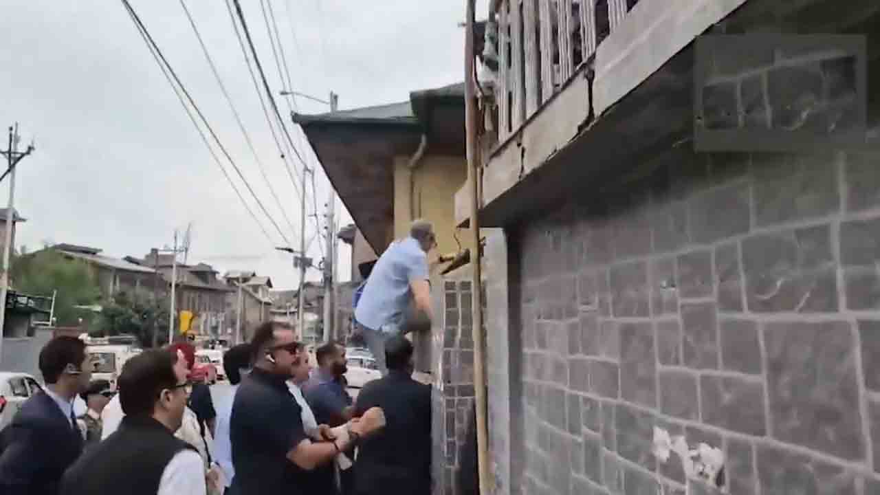 Viral Video | అమాంతం గోడ దూకిన జమ్ముకశ్మీర్‌ సీఎం.. ఎందుకో తెలుసా..?