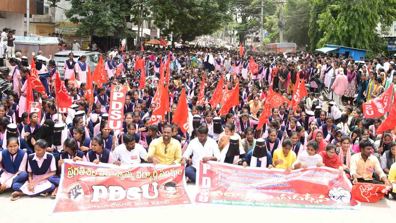 ఫీజు రీయింబర్స్‌మెంట్‌ చెల్లించాలి