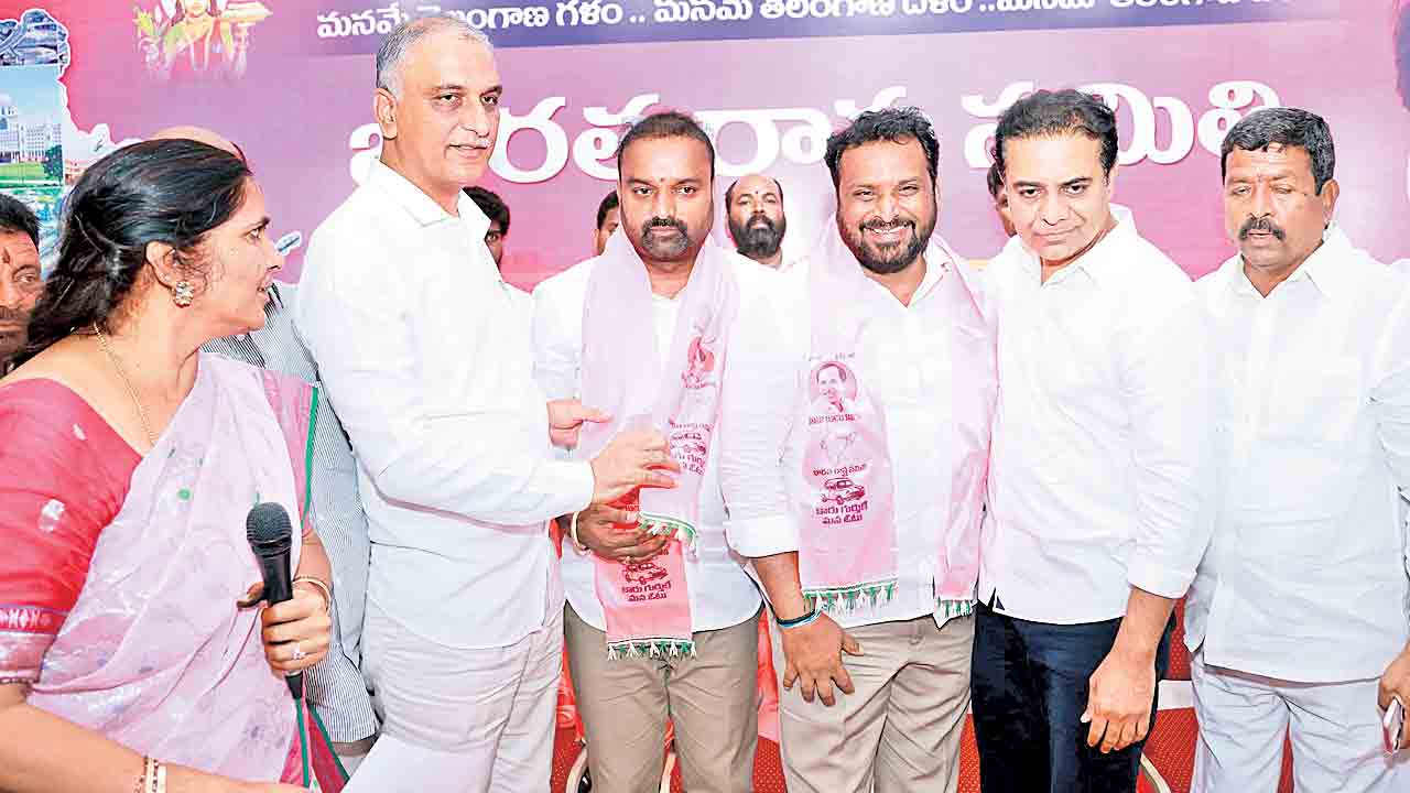 మళ్లీ సొంతగూటికి.. మెదక్లో కాంగ్రెస్కు షాక్!.. ఉద్యమకారులంతా బీఆర్ఎస్లో చేరిక