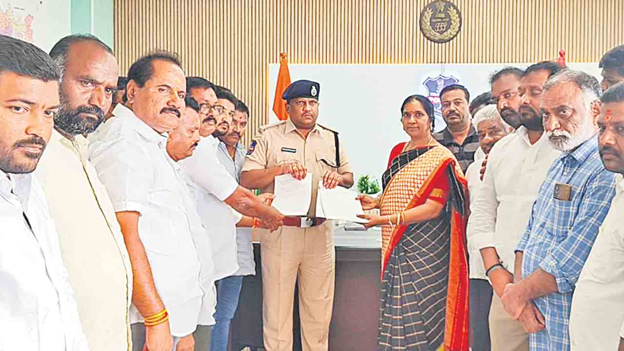 ఎమ్మెల్యే రోహిత్‌.. నోరు అదుపులో పెట్టుకో..