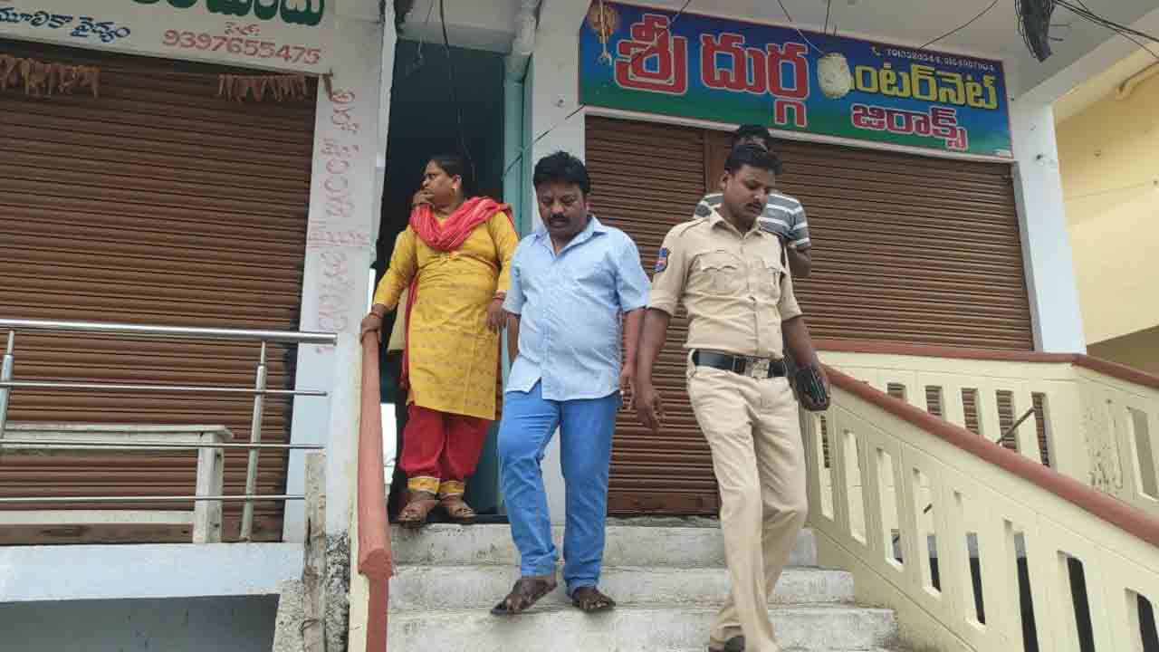 Panchayat Secretary | పంచాయతీ కార్యదర్శి వివాహేతర సంబంధం.. దేహశుద్ధి చేసిన బంధువులు