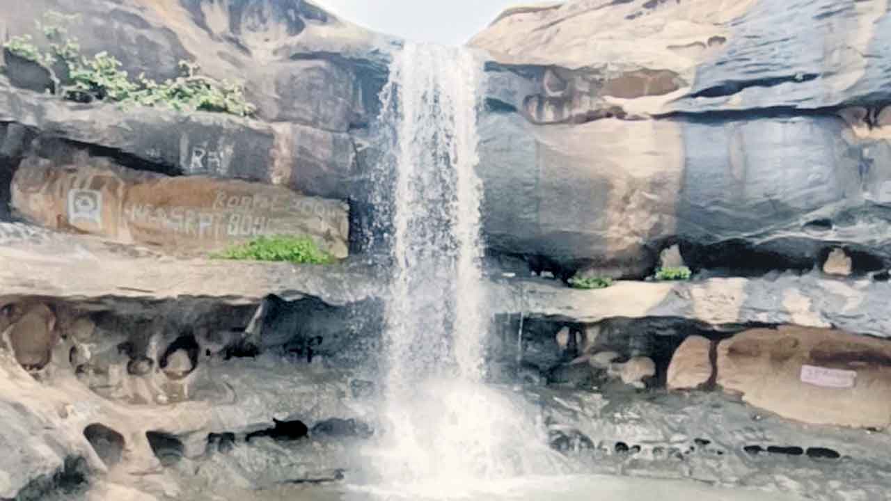 కనువిందు చేస్తున్న పాండవలొంక.. ఆహ్లాదం పంచుతున్న జలపాతం