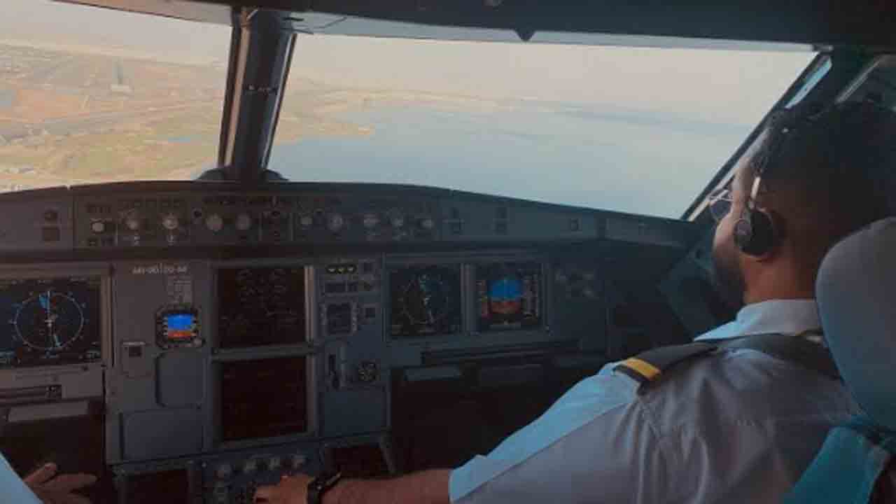 Pilot Rape Air Hostess | ఎయిర్ హోస్టెస్‌పై పైలట్ అత్యాచారం.. బాధితురాలి ఫిర్యాదుతో కేసు నమోదు