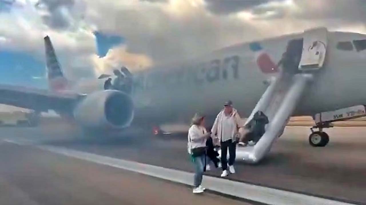 Airlines Fire | త్రుటిలో తప్పిన పెను ప్రమాదం.. టేకాఫ్‌కు వెళ్తుండగా విమానంలో చెలరేగిన మంటలు..!