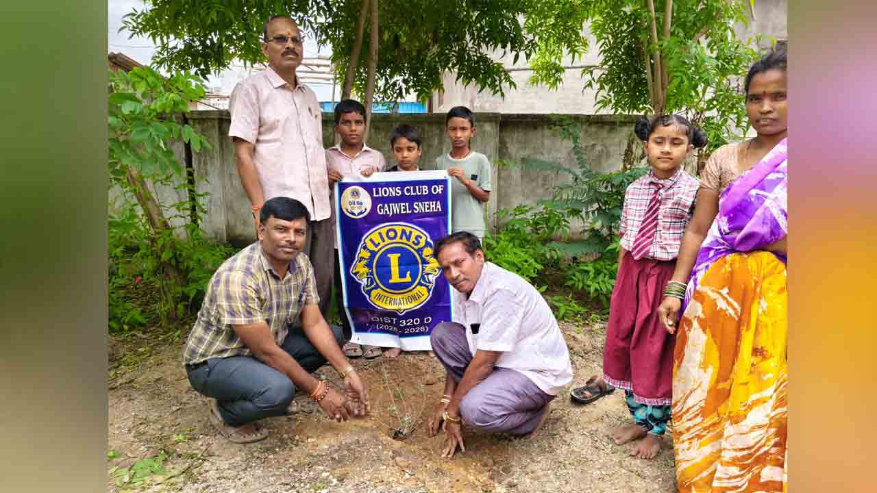 Planting | పర్యావరణ పరిరక్షణ కోసం ప్రతి ఒక్కరు మొక్కలు నాటాలి..