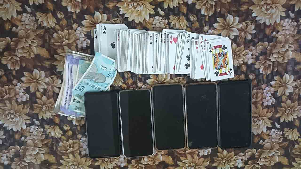 అప్పంపల్లి గ్రామ శివారులో పేకాటరాయుళ్ల అరెస్ట్