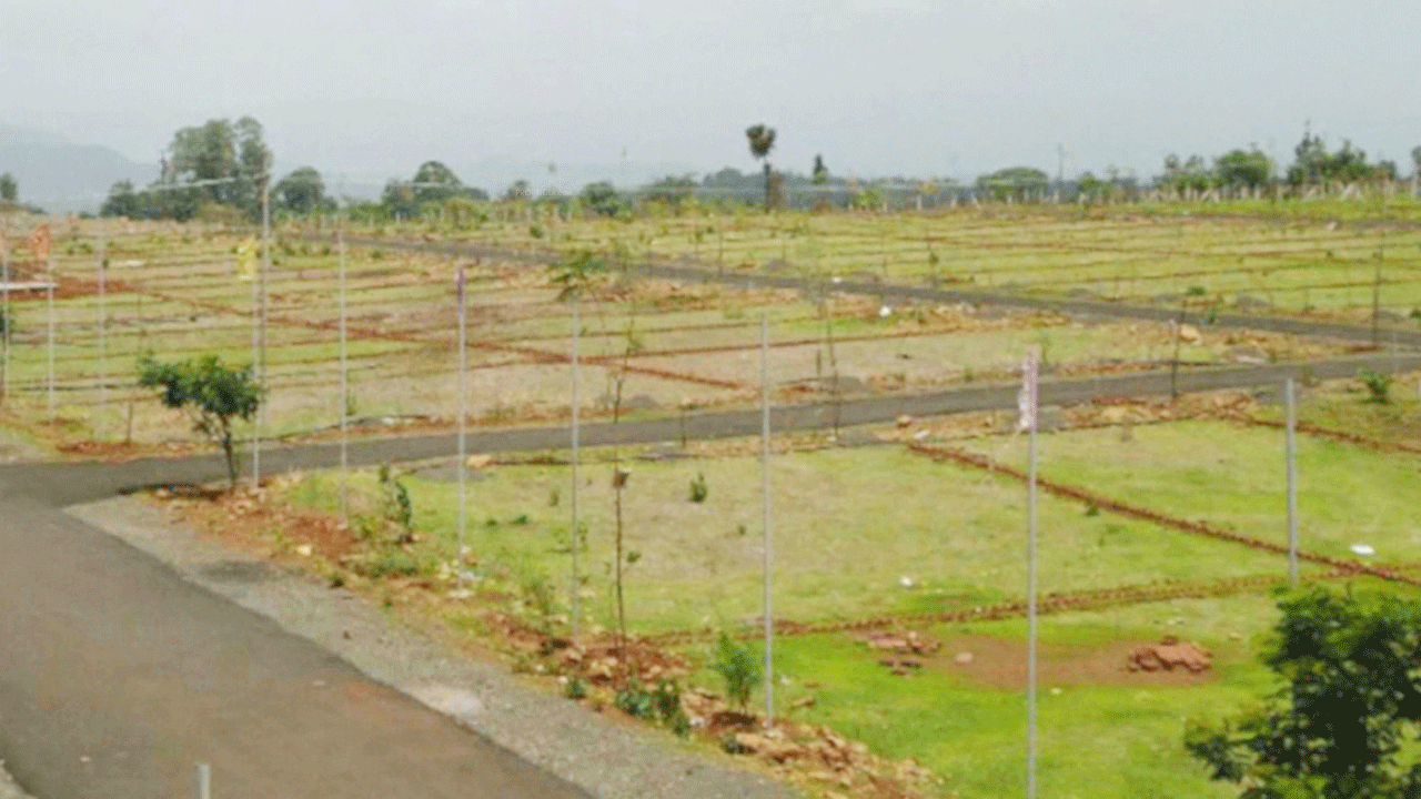 బడా నేతల బినామీ కత.. ఫార్మా రైతుల ప్లాట్లను కొల్లగొడుతున్న నేతలు