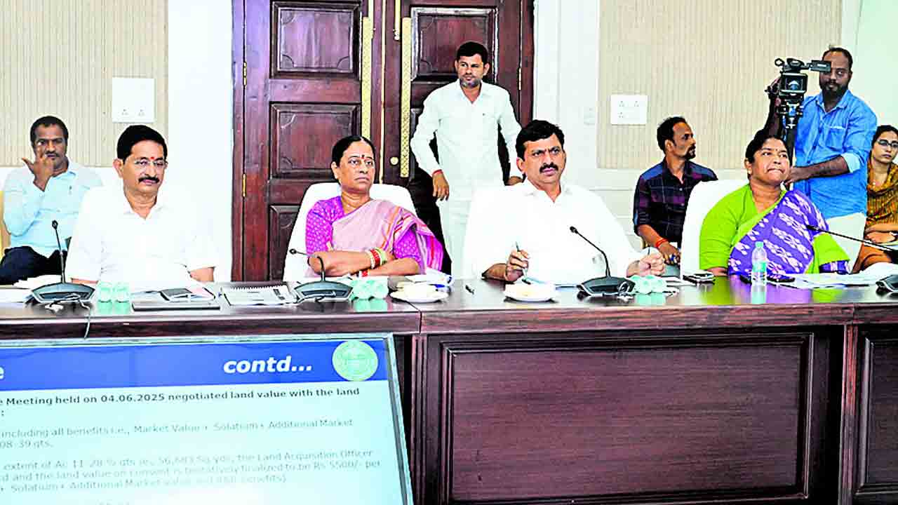 సమీక్ష వెనుక కేటీఆర్‌ పర్యటనే కారణమా..