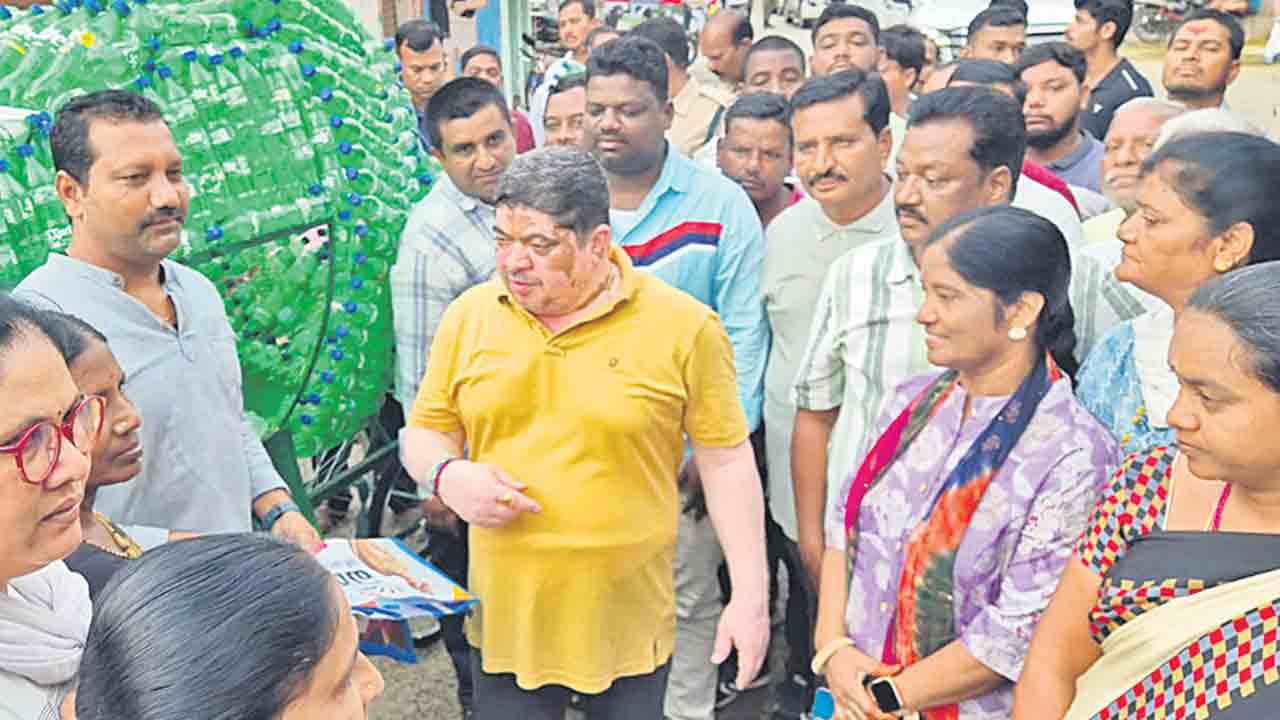 యూరియా కోసం రైతులు లైన్లో నిల్చోవడం బాధాకరం