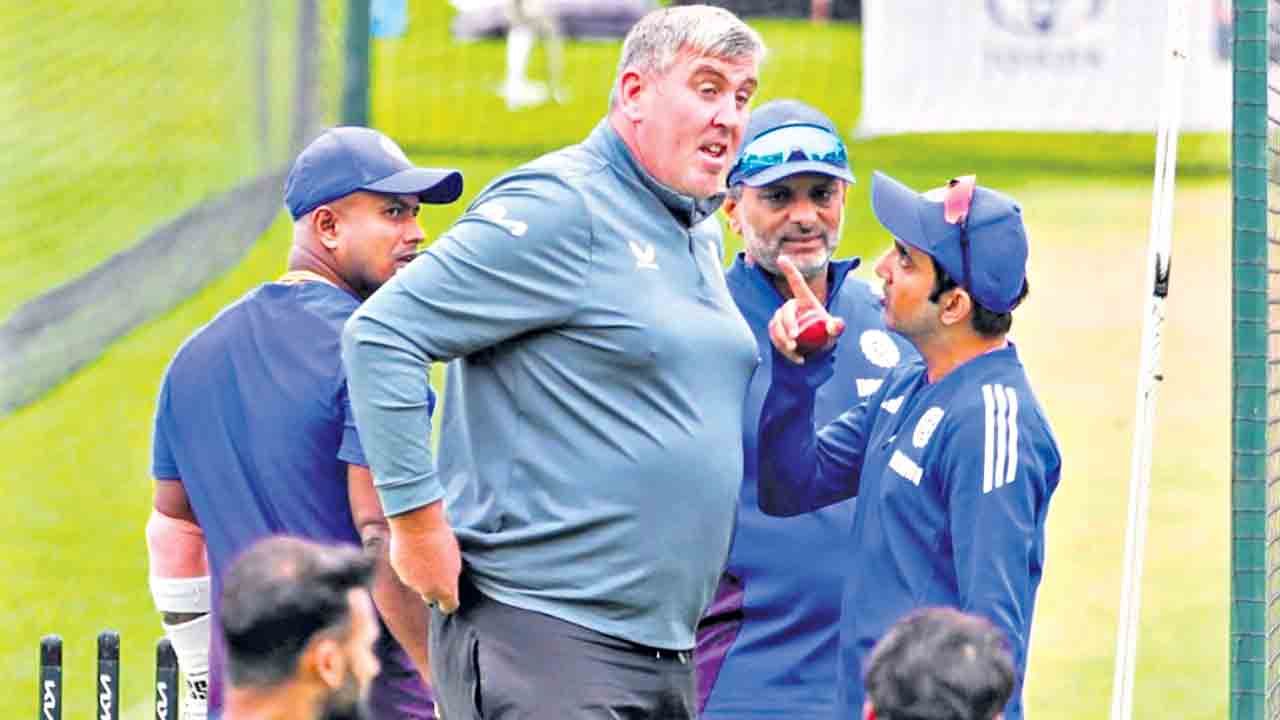 గంభీర్‌ గరం గరం.. క్యూరేటర్‌పై విరుచుకుపడ్డ భారత చీఫ్‌ కోచ్‌