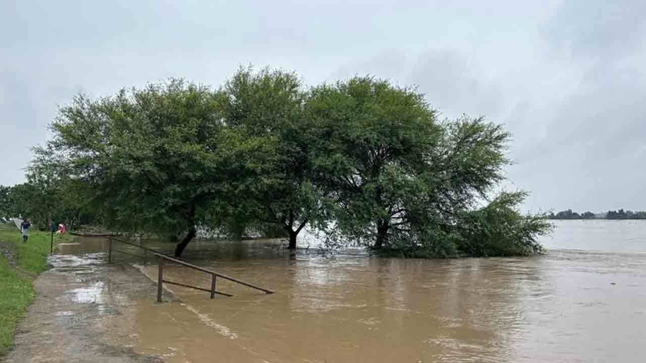 Pranahita River | నిండుకుండలా ప్రాణహిత.. మునిగిన పుష్కర ఘాట్లు