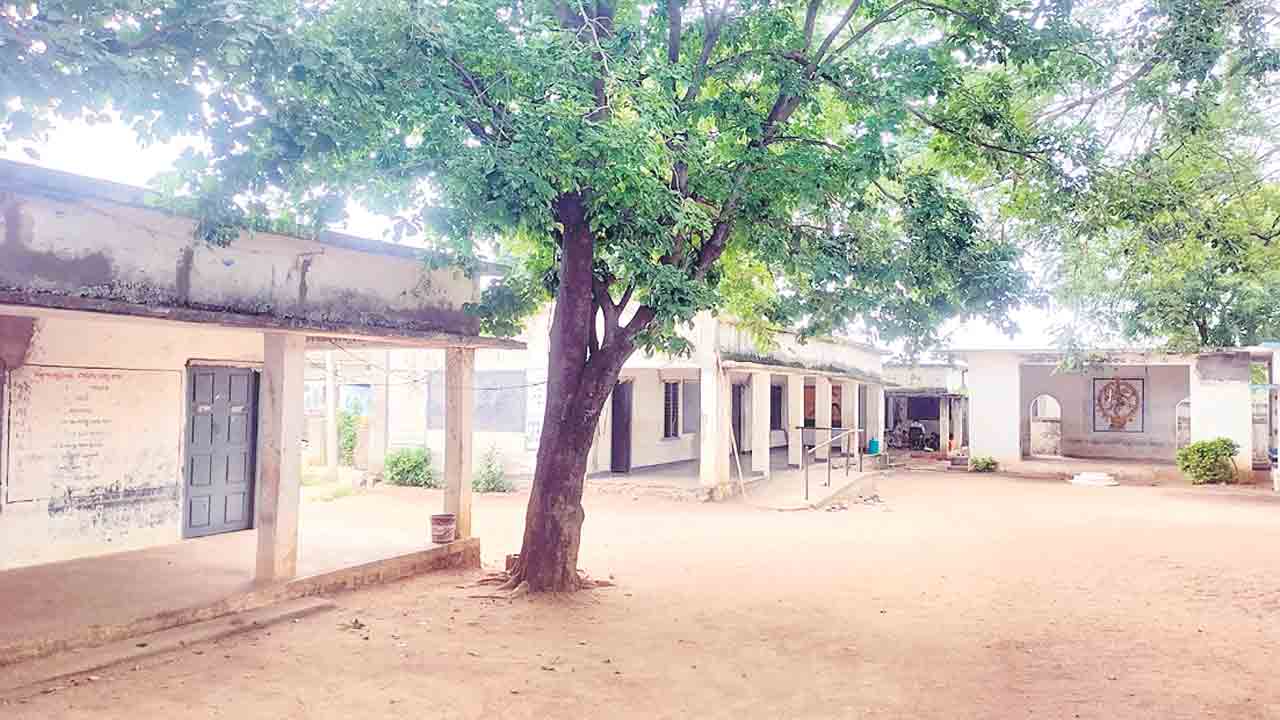 విద్యార్థులు పెరిగారు.. టీచర్లు తగ్గారు!