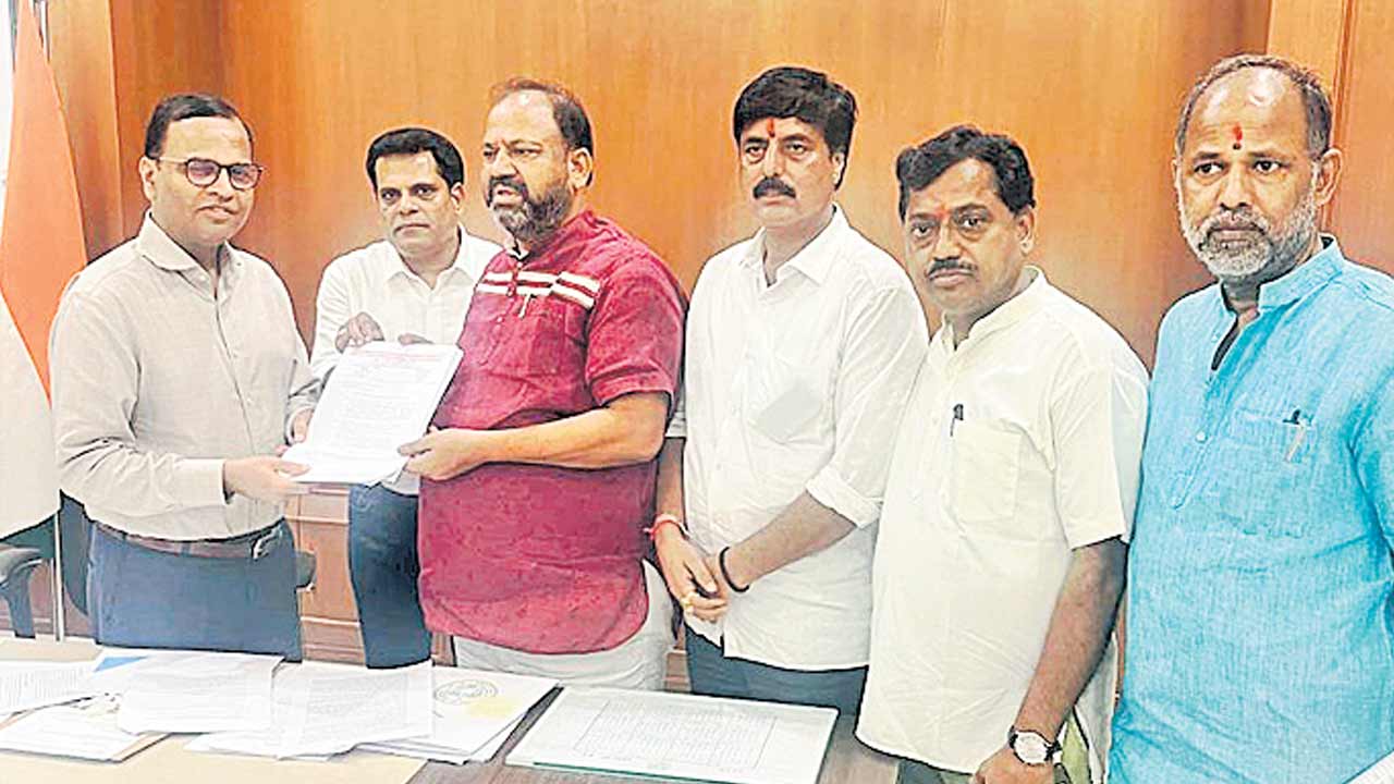 ఇష్టారాజ్యం.. భూముల భోజ్యం