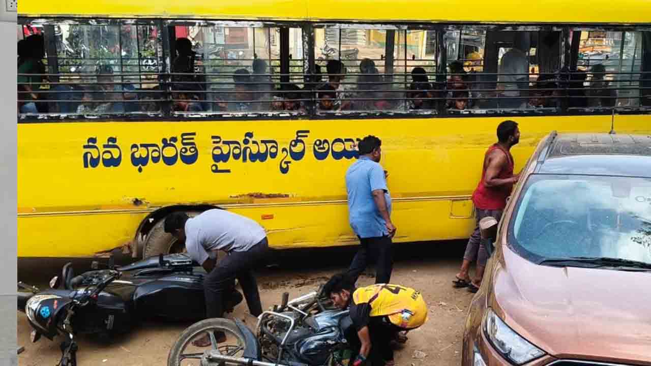 ప్రైవేట్‌ పాఠశాల బస్సు బ్రేక్‌ ఫెయిల్‌