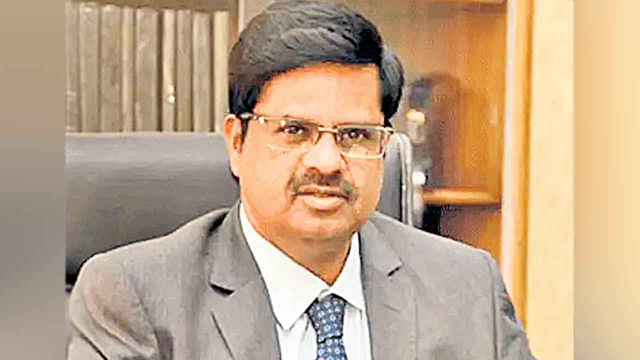 ట్యూషన్‌ ఫీజులపై 10 మందితో కమిటీ