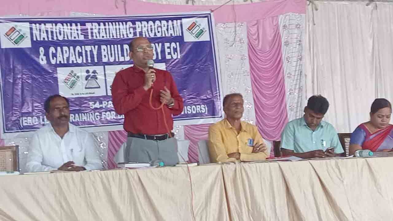 Voter registration | ఓటరు నమోదు ప్రక్రియను వేగవంతం చేయాలి : ఆర్డీవో