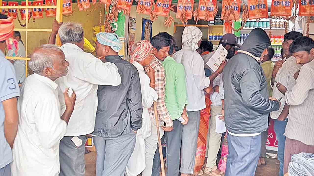 యూరియా కోసం పడిగాపులు