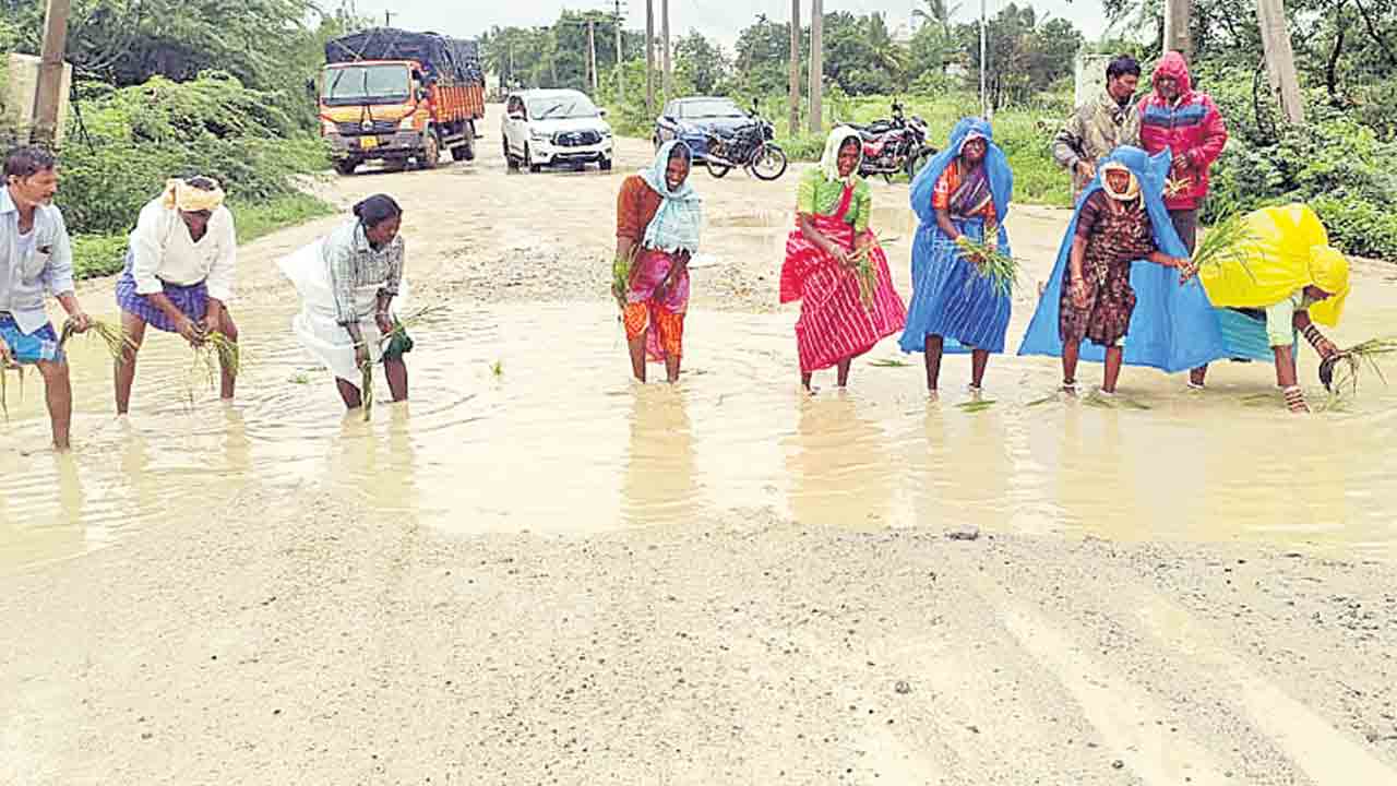 గతుకుల రోడ్లతో అవస్థలు