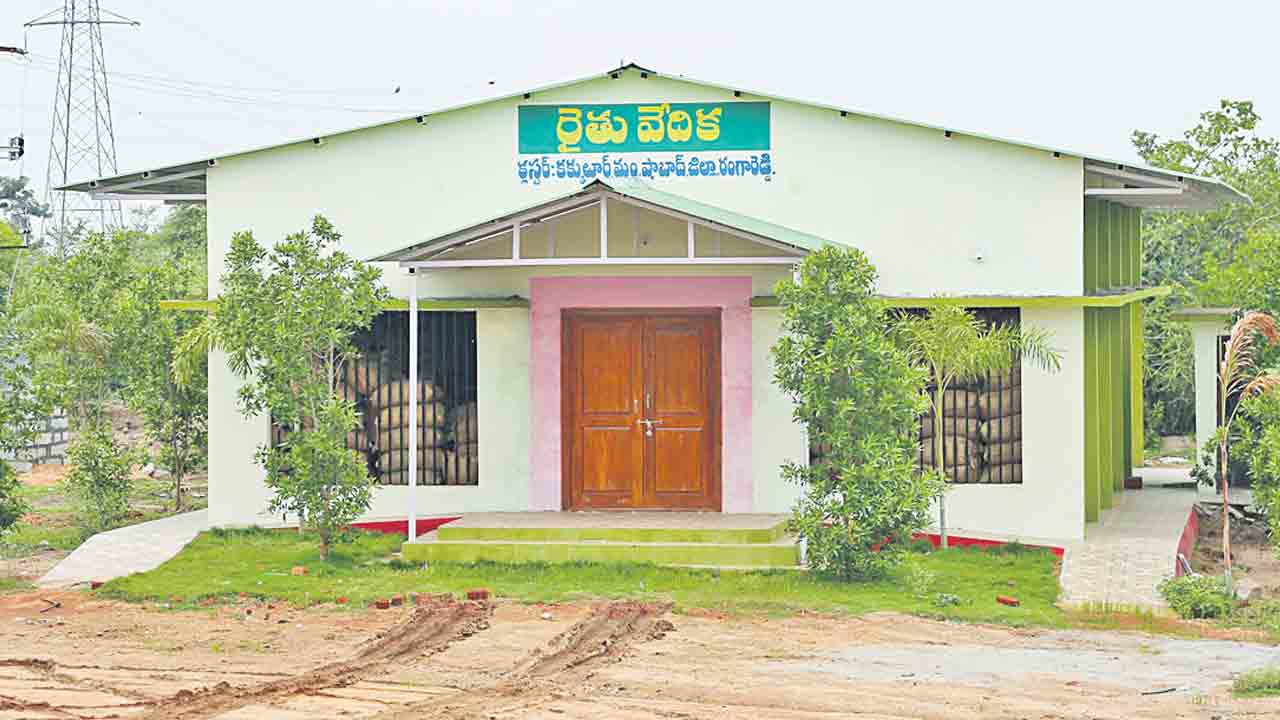 ప్రశ్నార్థకంగా రైతు వేదికల నిర్వహణ