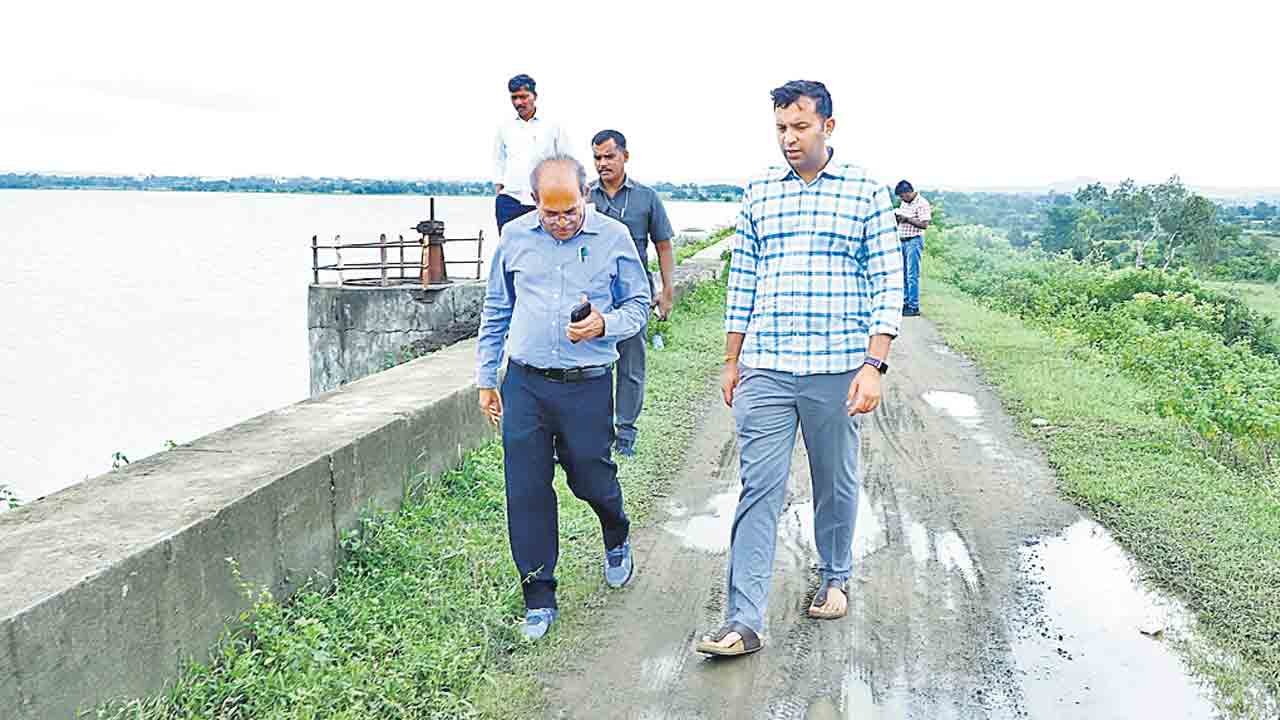 పాజెక్టులు,చెరువుల వద్దకెళ్లొద్దు