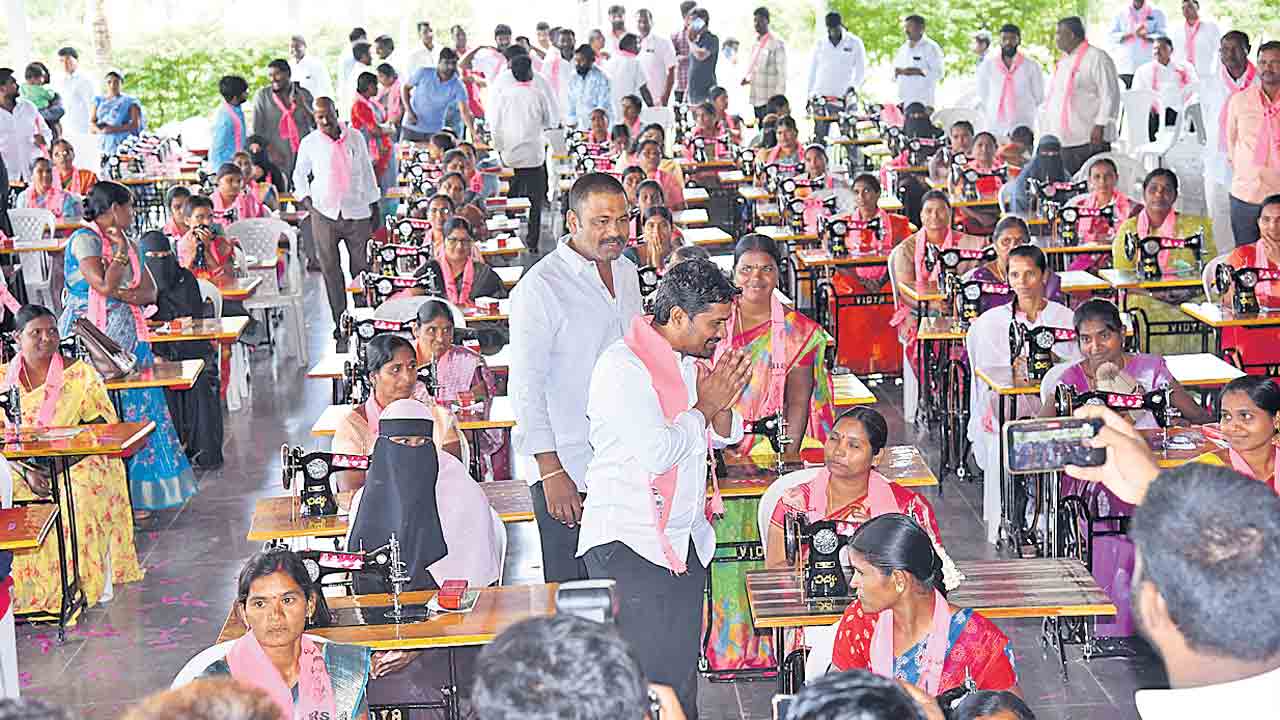 ఇటు సాయం.. అటు సంబురం