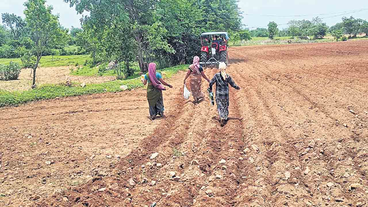 అధికారుల నిర్లక్ష్యం.. అన్నదాతకు శాపం