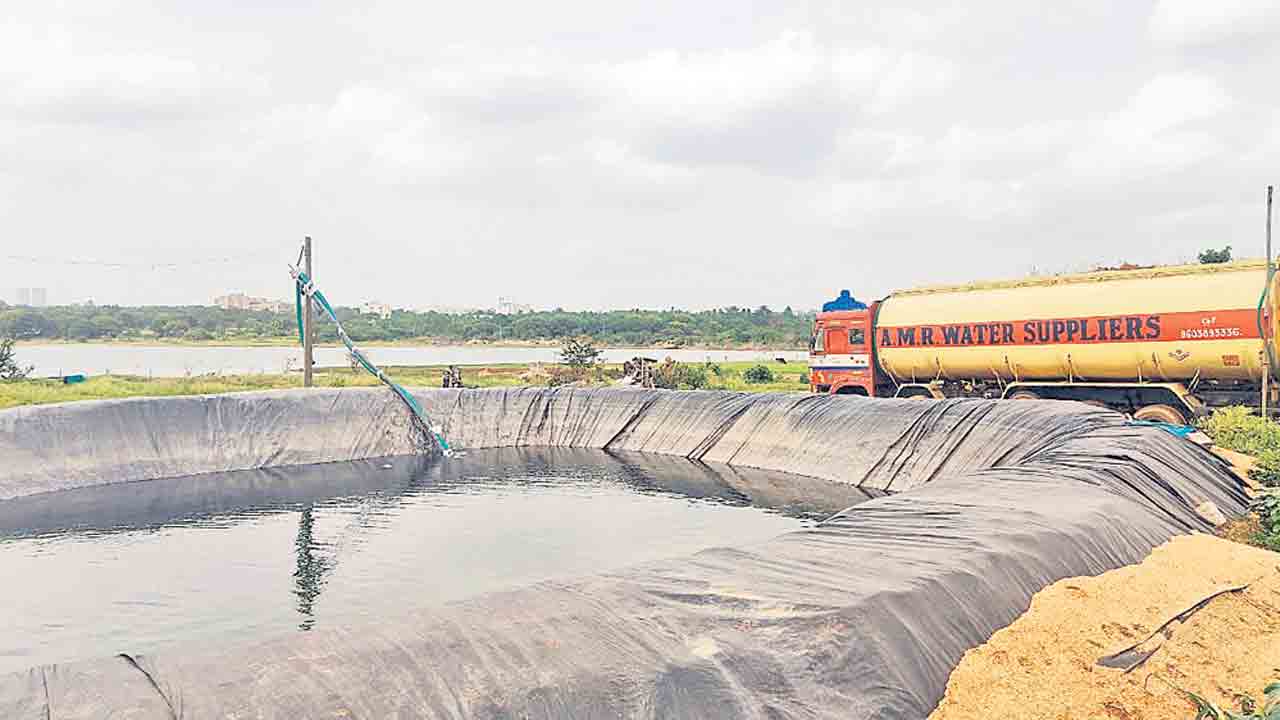 తోడేస్తున్నారు..!
