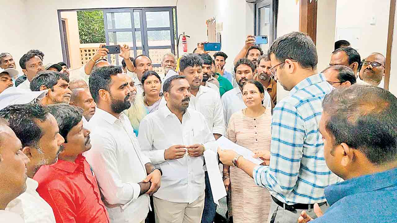 వీఆర్‌ఏ వారసులకు ఉద్యోగాలివ్వాలి