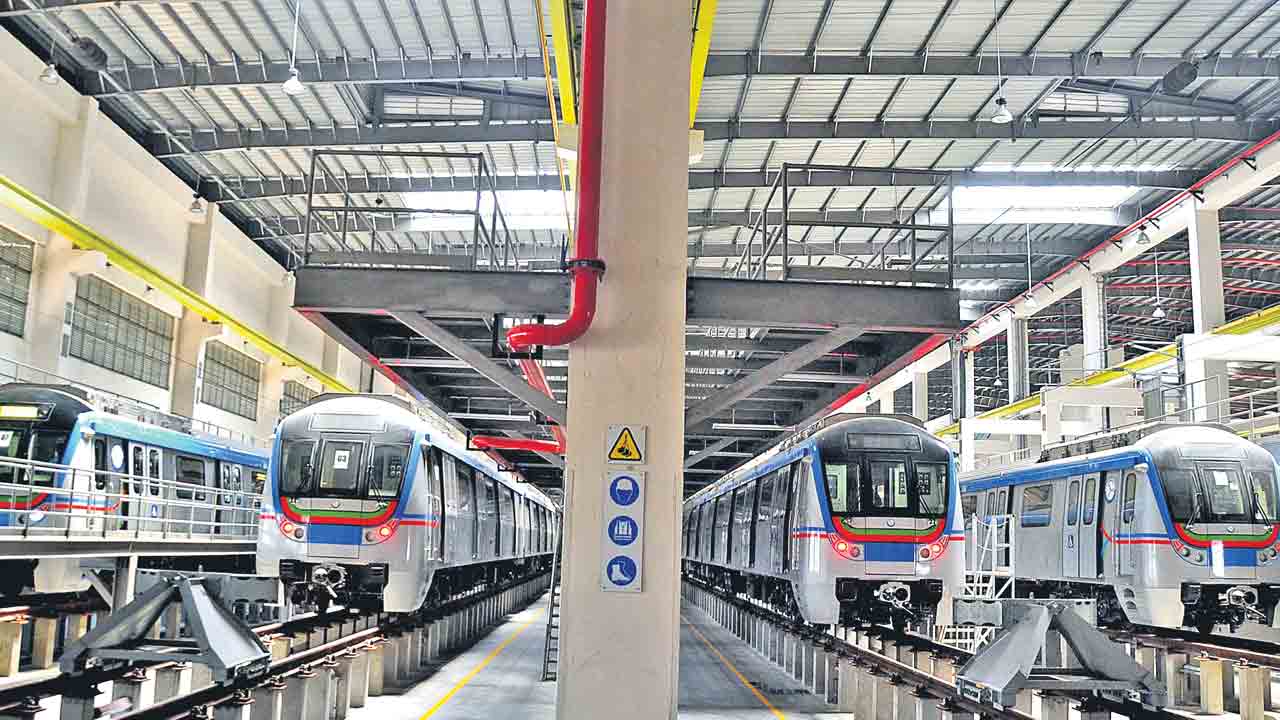 ప్రయాణికుల రద్దీయే మెట్రోకు ప్రామాణికం