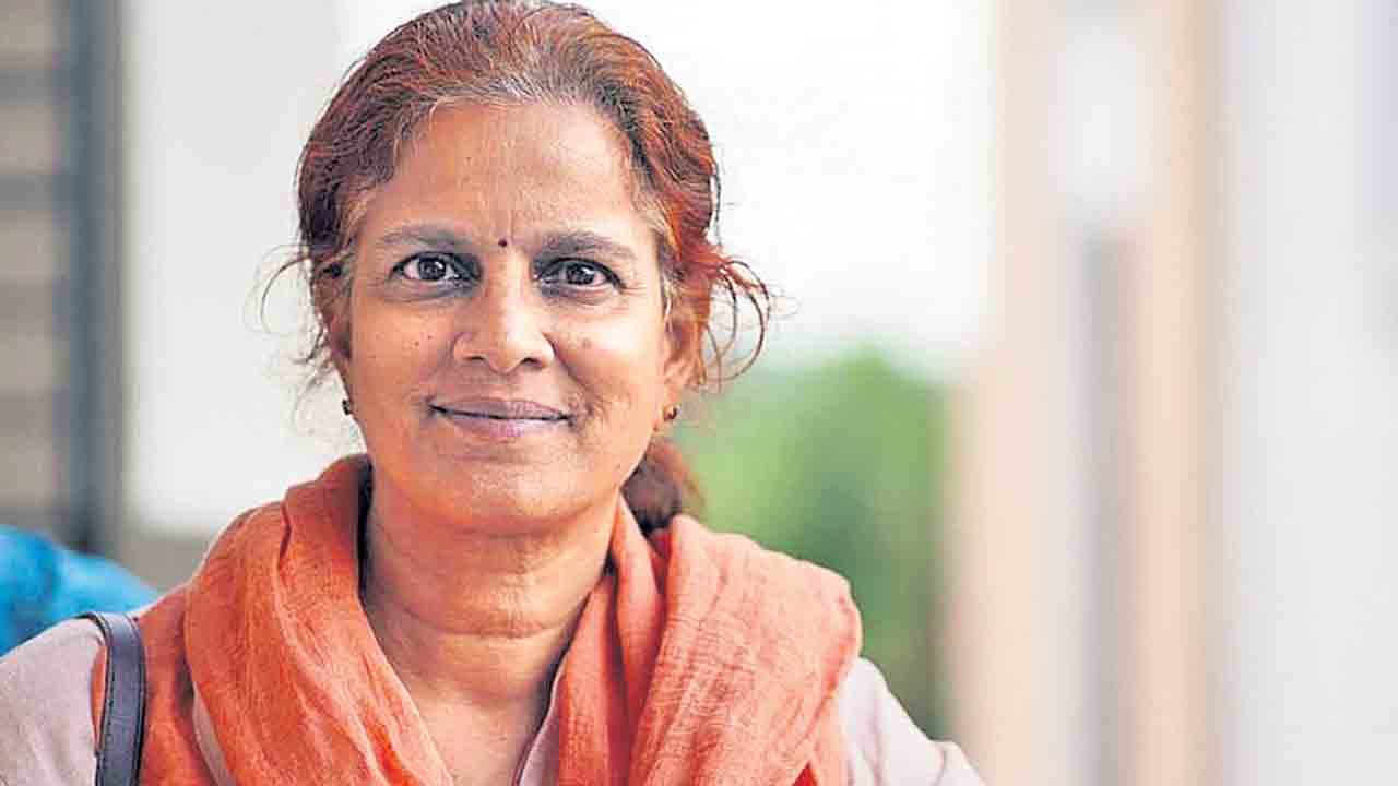 కోర్టులో స్టే ఉన్న భూములపై ప్లాట్లు ఎలా ఇస్తారు?