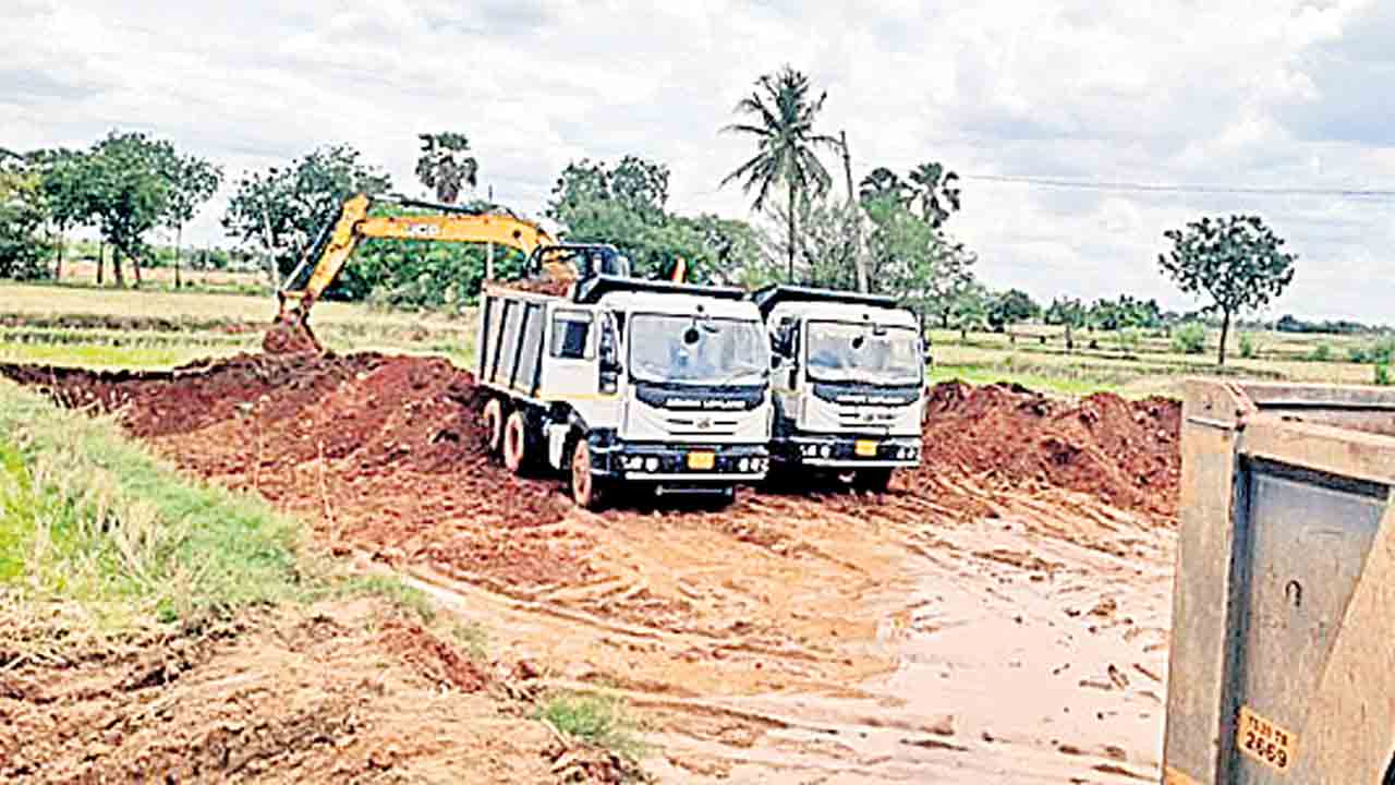 బట్టిని తవ్వుతూ.. కోట్లు గడిస్తూ..