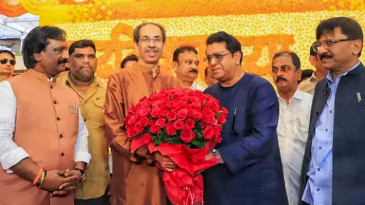 Raj Thackeray Enters Matoshree | 13 ఏళ్ల తర్వాత.. తొలిసారి మాతోశ్రీలోకి   అడుగుపెట్టిన రాజ్ ఠాక్రే