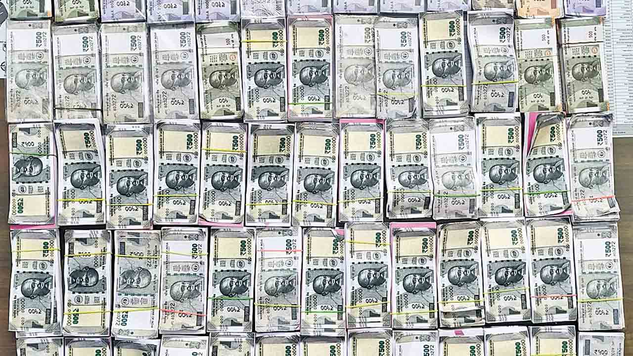 పైసల వర్షం పేరుతో 21 లక్షల టోకరా..