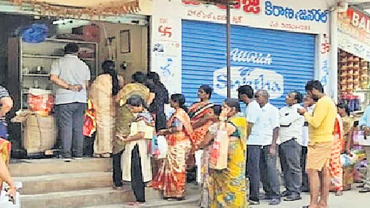 రేషన్‌ డీలర్ల పస్తులు!.. కమీషన్‌ కోసం ఎదురుచూపులు