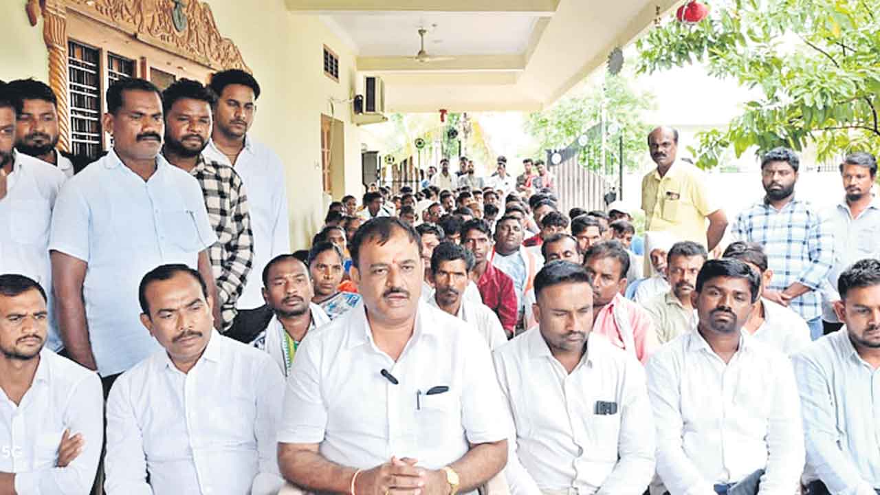 కరప్షన్‌ చేసేది ఆమె.. చేయించేదీ ఆమె.. మంత్రి సీతక్కపై నియోజకవర్గ నాయకుడు రావి శ్రీనివాస్‌ ఫైర్‌