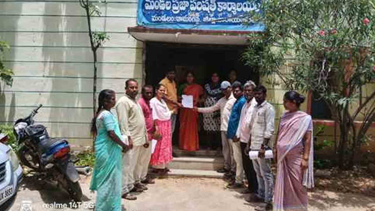 Pay Salaries | జీతాలు చెల్లించాలని ఎంపీడీవోకు వినతి పత్రం