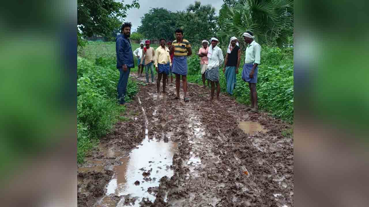 Pavulagudem road | బురదమయమైన పావులపాలెం రోడ్డు.. అధికారులు పట్టించుకోవడం లేదని ఆదివాసీల ఆగ్రహం