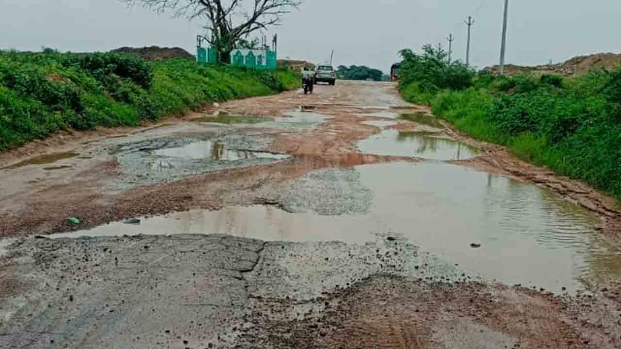 Road Potholes | చినుకుపడితే అంతే.. చిన్న వర్షానికే బురదమయంగా రోడ్లు